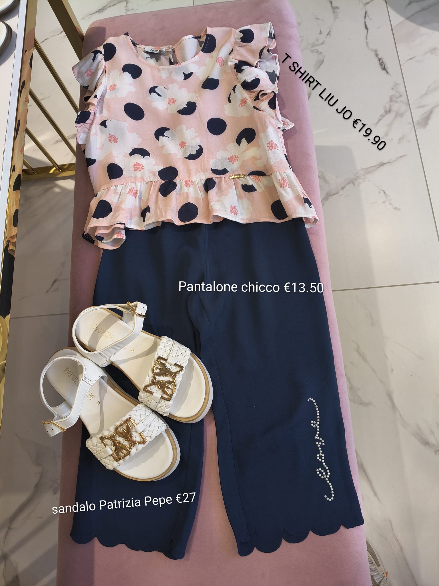 Outfit con t-shirt Liu Jo, pantalone Chicco e sandalo Patrizia Pepe