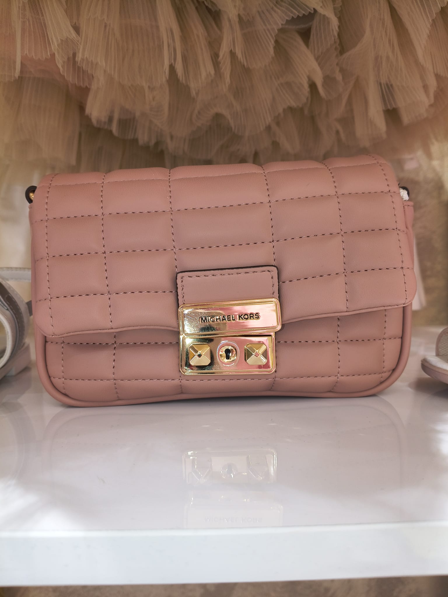 Borsa a tracolla Michael Kors rosa cipria trapuntata con logo dorato