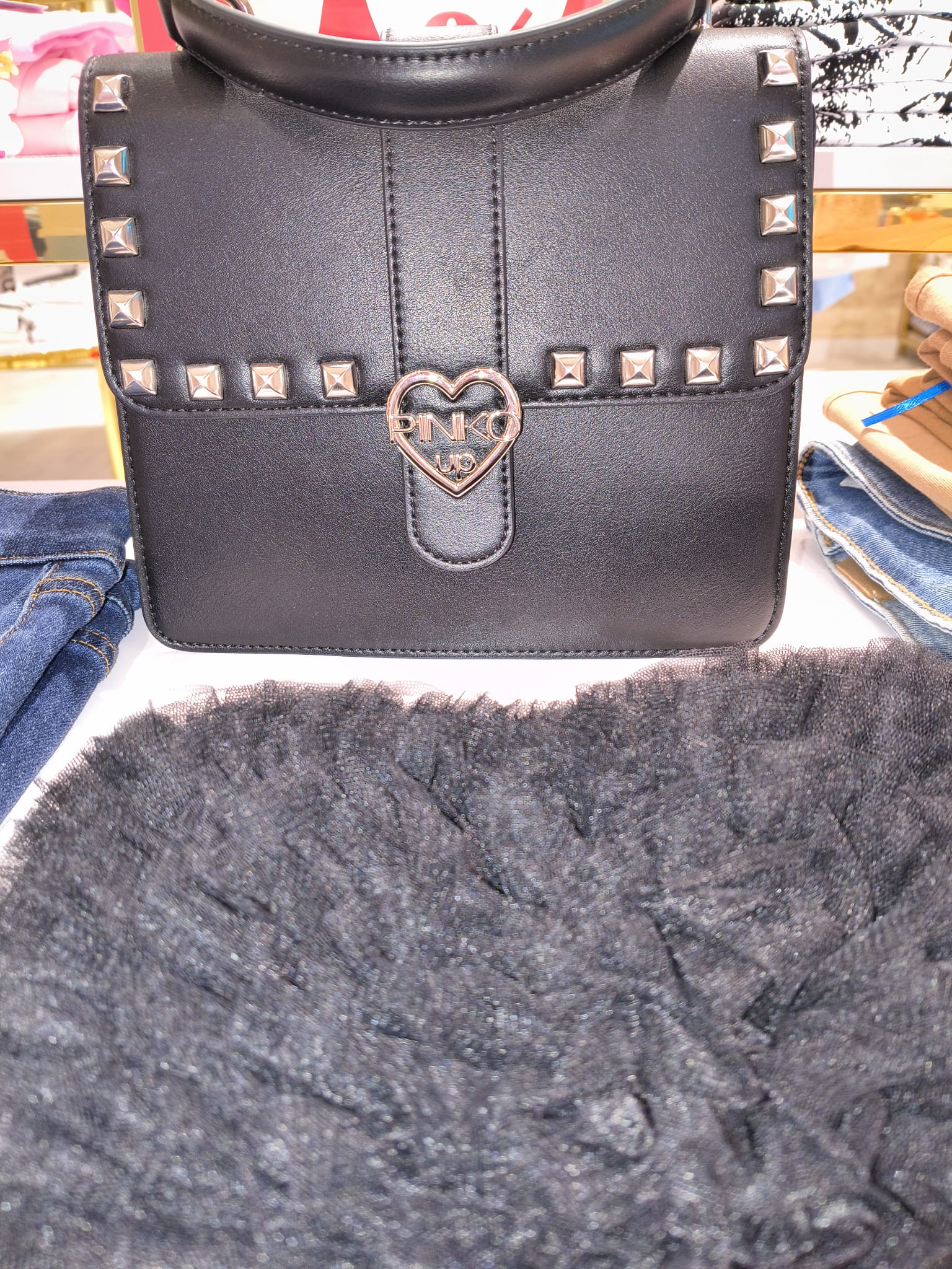 Borsa Pinko Up nera con borchie e placca a forma di cuore