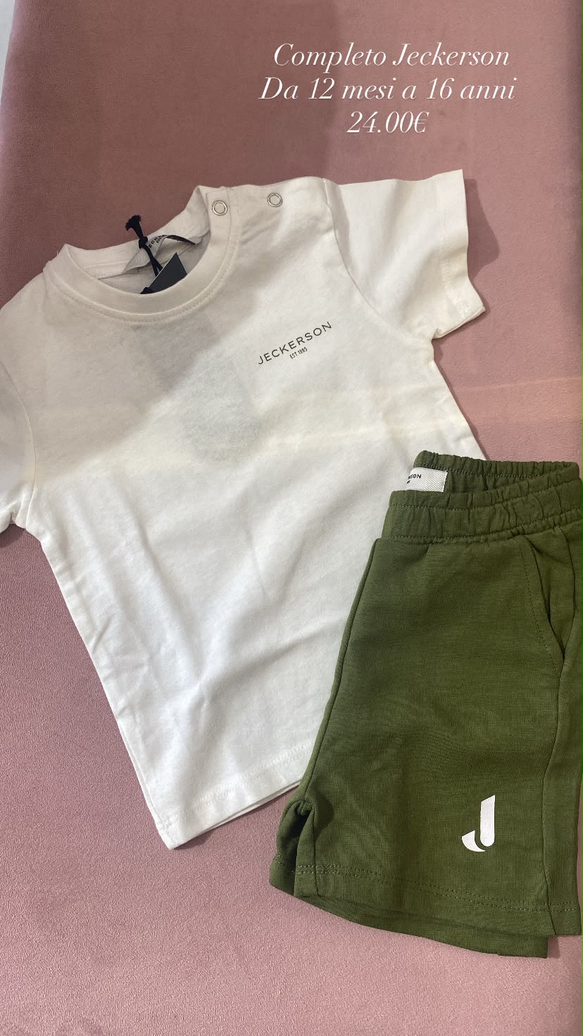 Completo t-shirt bianca e bermuda verde militare Jeckerson per bambino